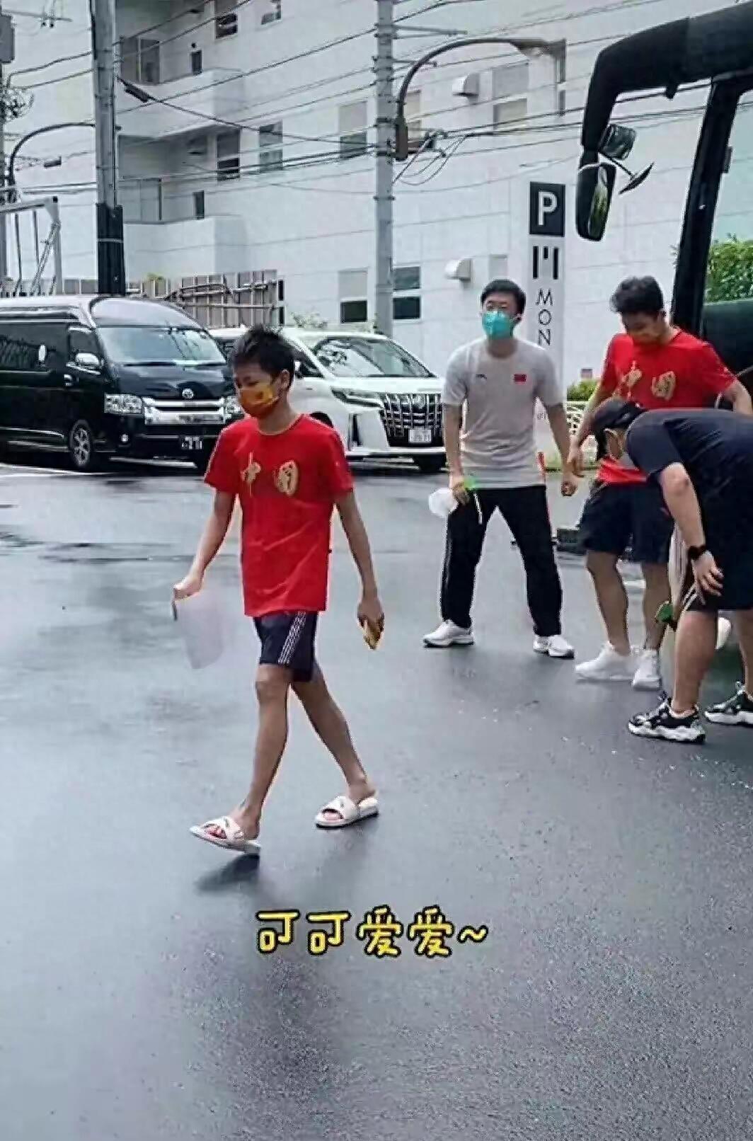 广东人穿拖鞋出门会给人什么感觉,广东人真的是穿拖鞋上大街吗