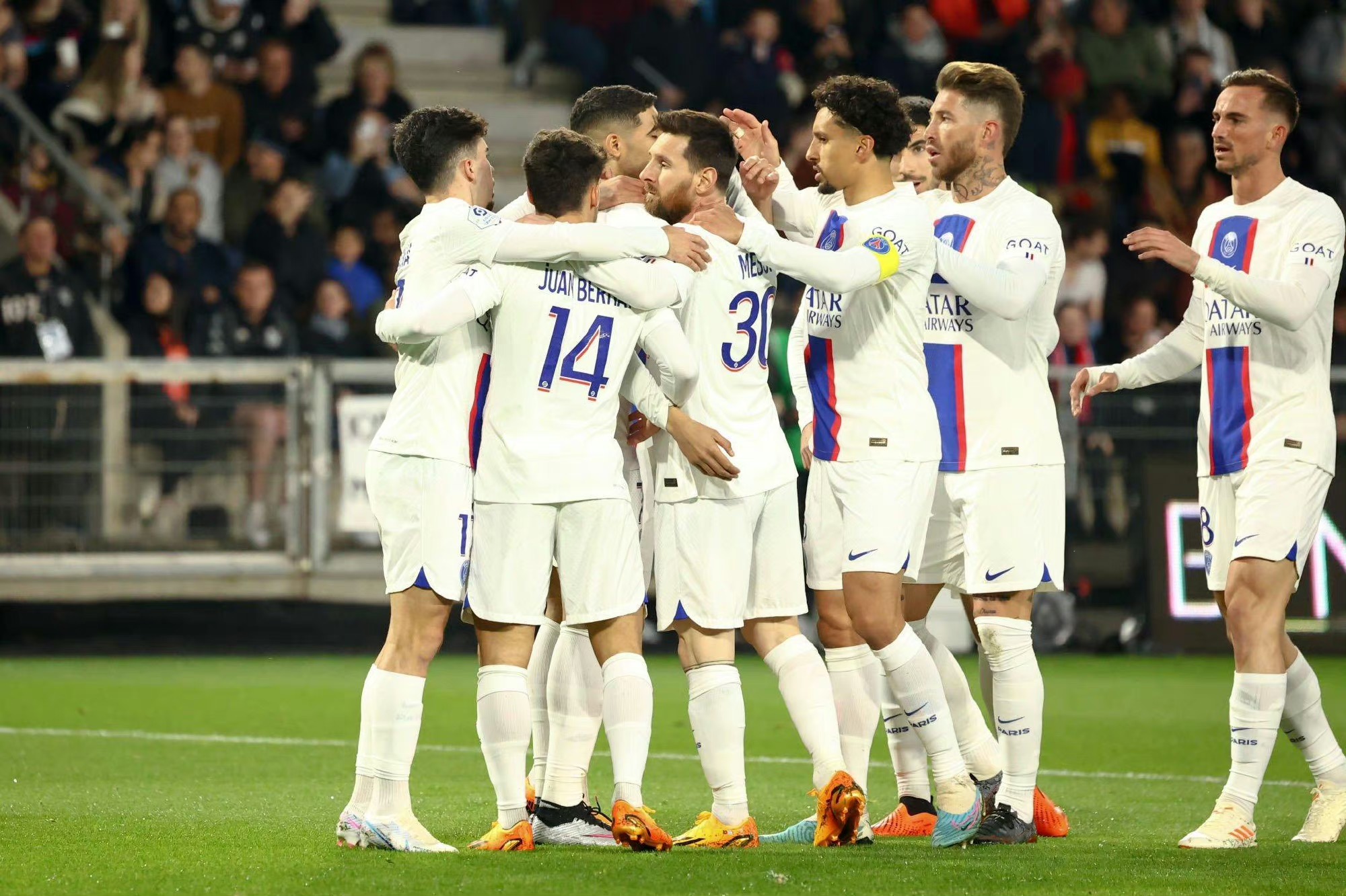 梅西两球巴萨阿森纳,梅西挑射破门阿森纳