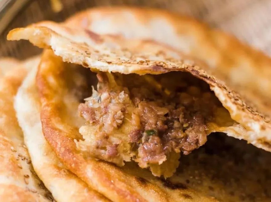 一位优雅的公主享用下午茶,一位优雅的公主正在享用下午茶