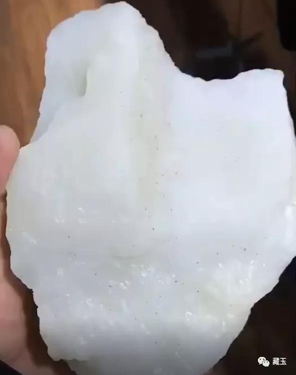 和田玉顶级山料价格表,顶级的和田玉山料是什么样的