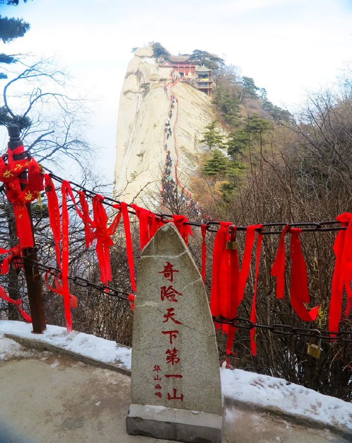 冬日里的华山银装素裹,冬日登上秦岭山脊