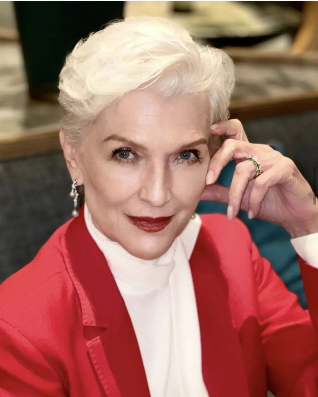 74岁马斯克妈妈来中国,穿国货超惊艳!为什么她越老越飒?