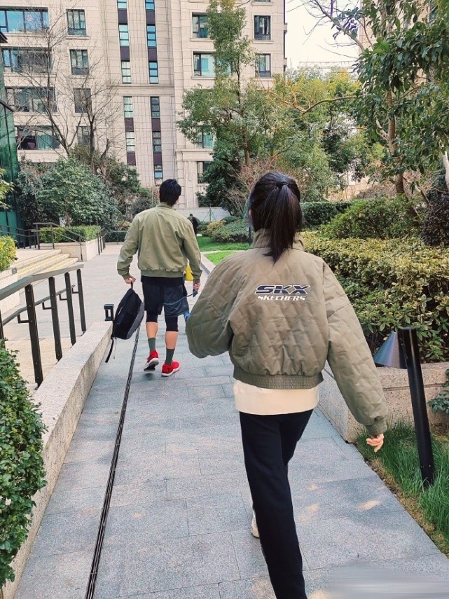 陆毅与贝儿近照,陆毅晒贝尔的长腿