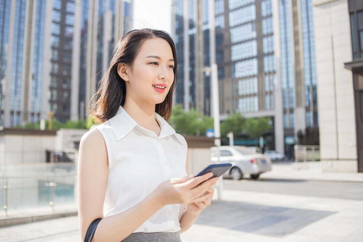 李佳琦五分钟买12万支口红,李佳琦经常涂口红嘴巴还好吗