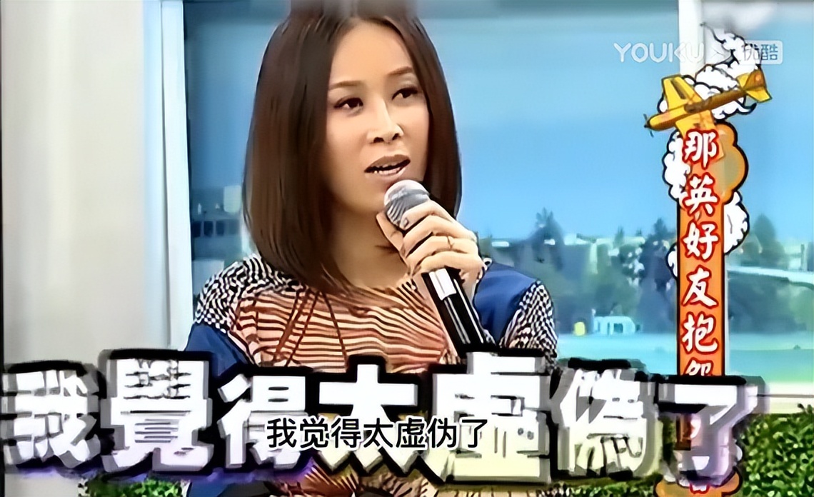 公然挑衅刀郎，机场怒踹粉丝，歌坛“一姐”那英究竟凭啥这么狂？