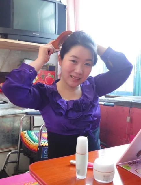 轮椅上的女作家丁传红，身残志坚，笑对生活