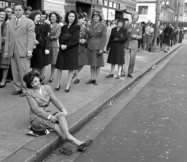 二战奇闻：美国女性脱下*袜丝**，为前线捐献尼龙