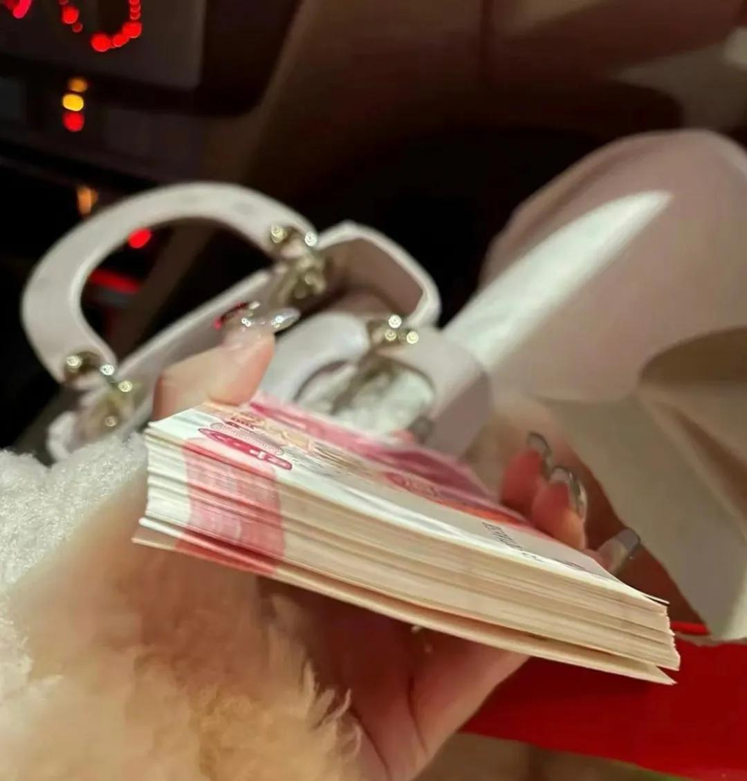 凌晨听到楼上有高跟鞋响,半夜听到敲门声丈夫下楼开门