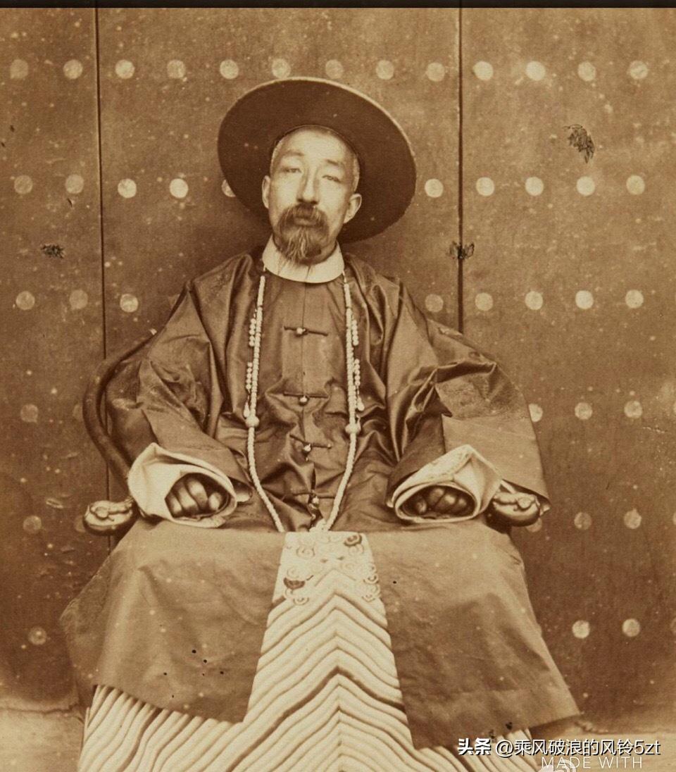 高清老照片：旗人格格大腿岔开豪放洗衣，地主三妻四妾不输女明星