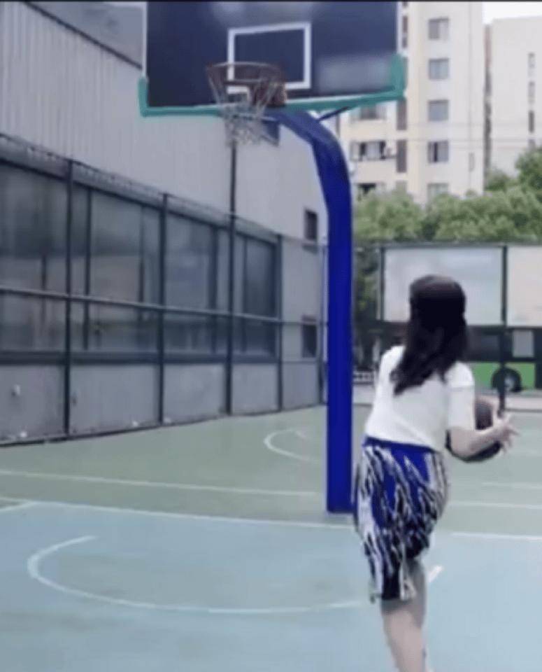 赵雅芝既优雅端庄又调皮可爱,70岁的赵雅芝滑滑板