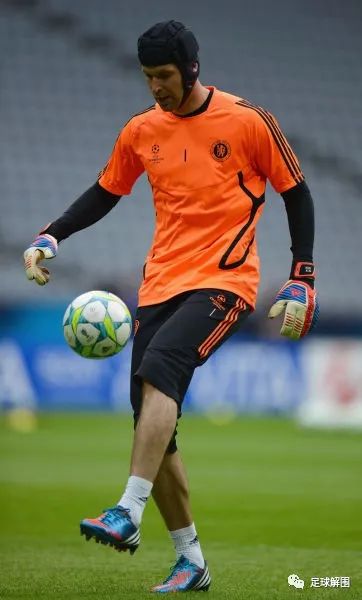 足球运动状态切换,足球的运动是旋转还是平移