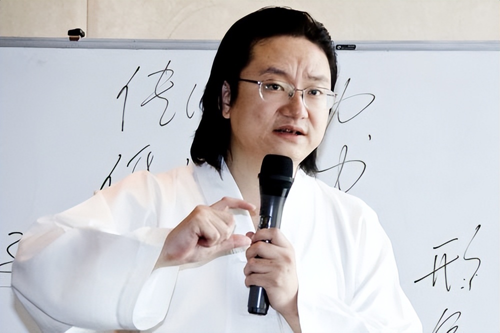 跌落的重庆富豪李军：辍学练杂耍，31岁成名，身家不菲却名下无钱