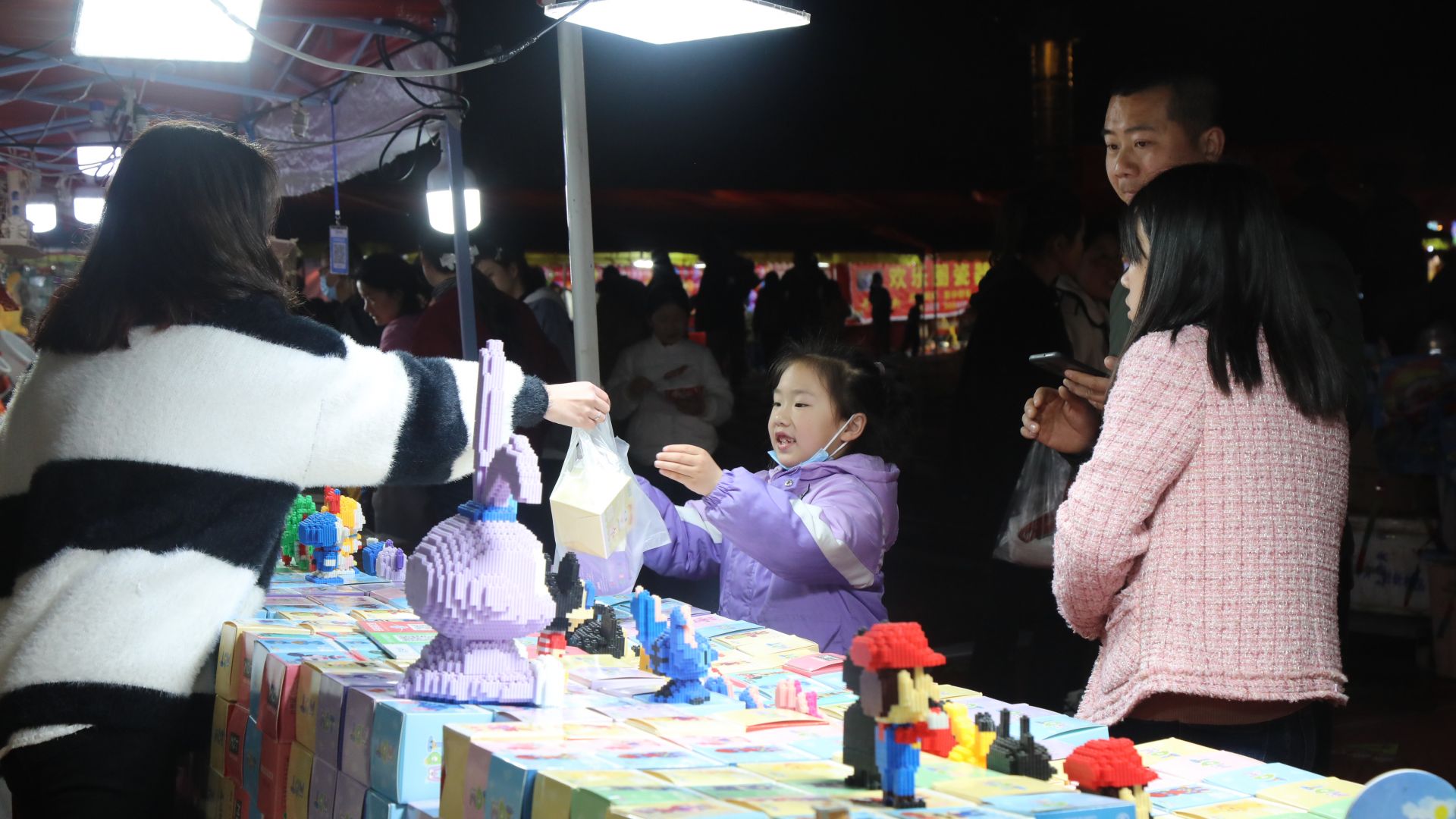 人潮汹涌烟花片段,人潮涌动烟火味