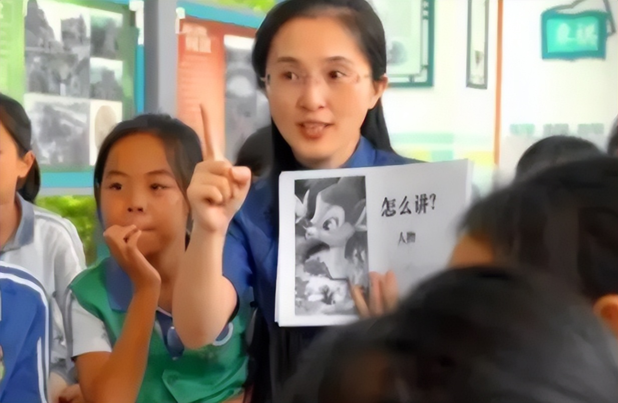 美女校长胡红梅：凭美貌出圈走上巅峰，成“文字小偷”跌下神坛