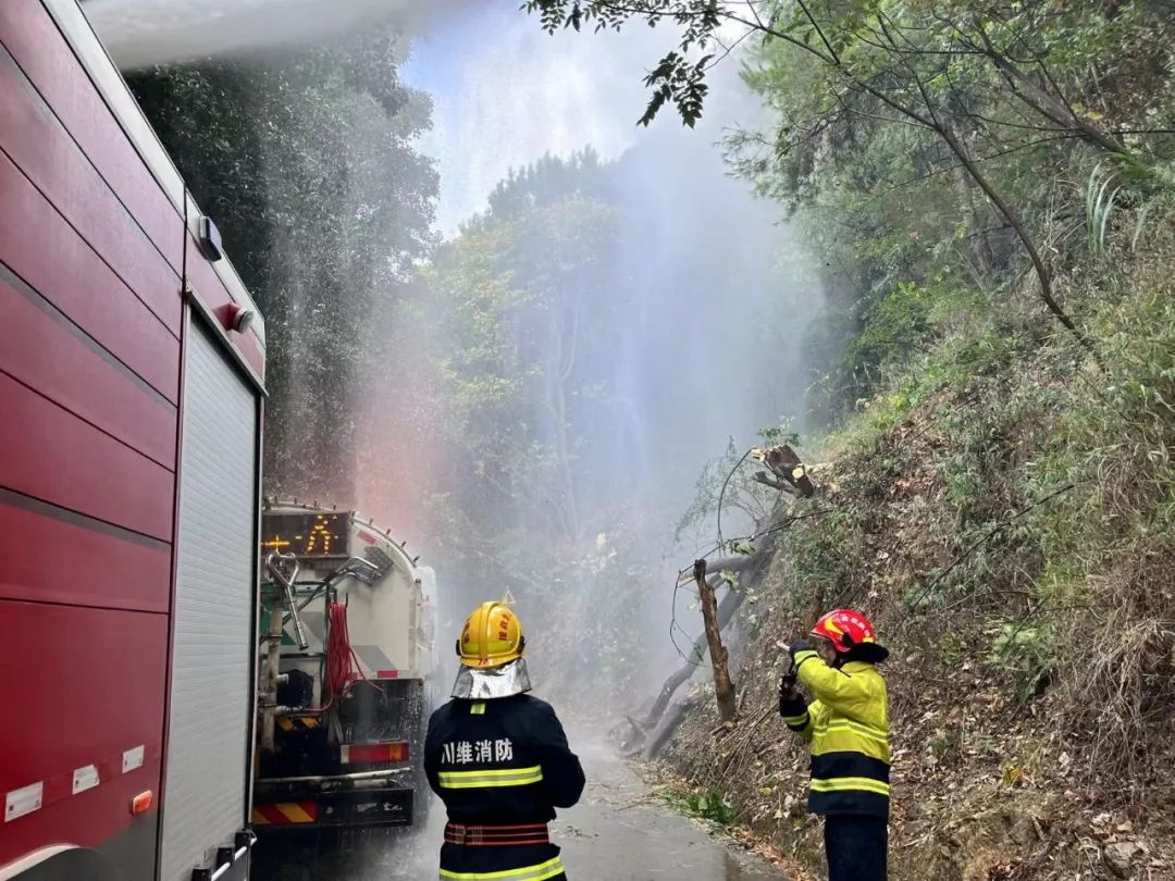 四川山火救援灭火,四川消防24小时把守防止山火复燃