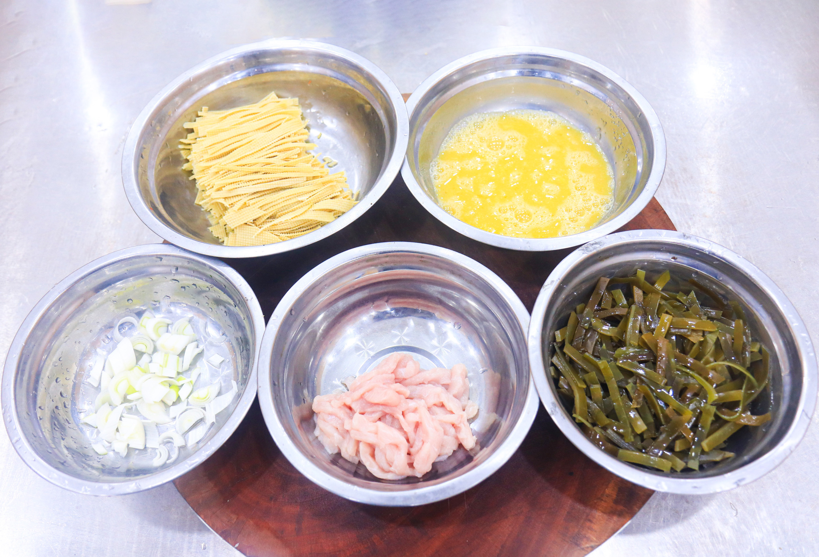 儿童锌过高症状吃什么食物补得快,孩子锌偏高平时可以吃什么