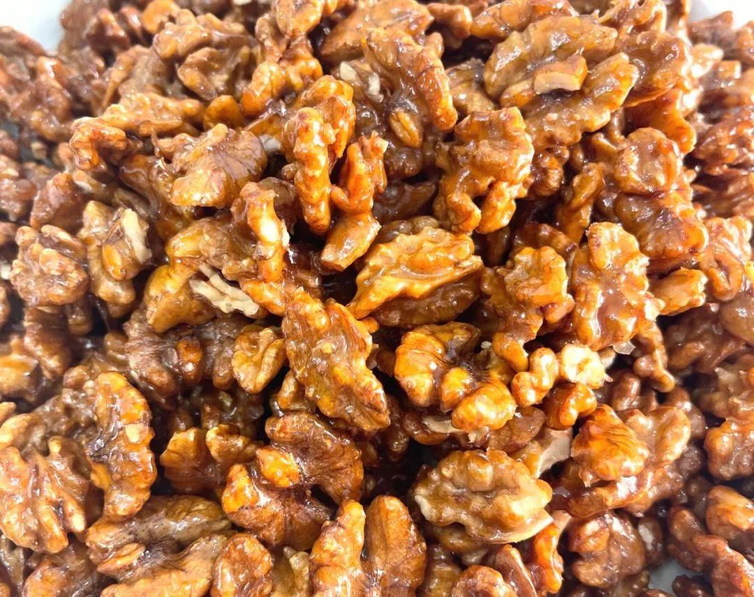 制作琥珀核桃仁最简单的方法,超经典的琥珀核桃仁在家也能做