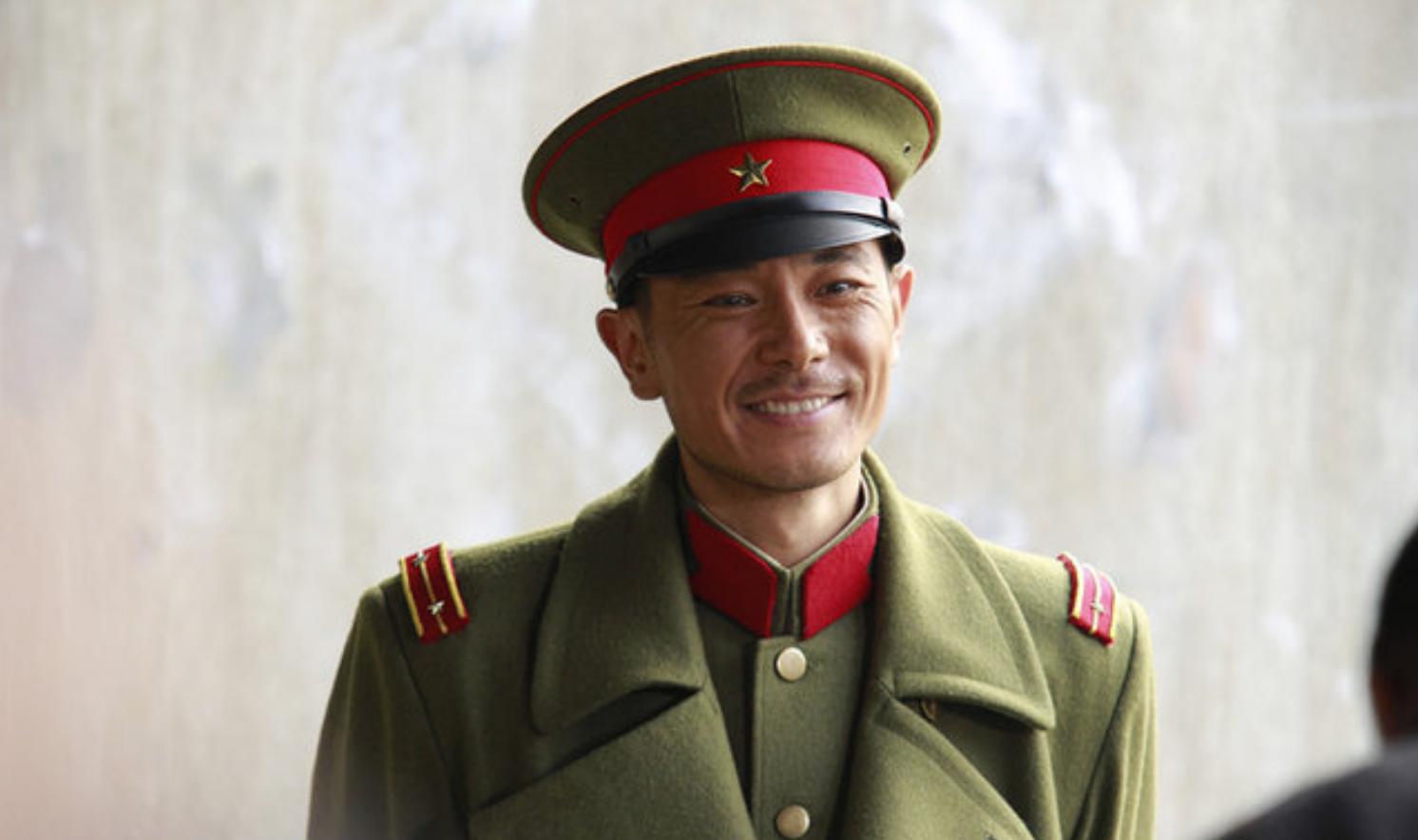 《后浪》补过头的朱老板扮演者，曾做过10年警察，用演技征服观众