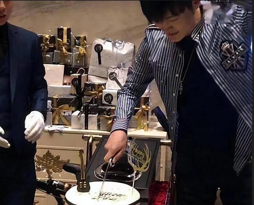 女富婆们淫乐的快乐窝,却只因一张照片,一夜之间不复存在