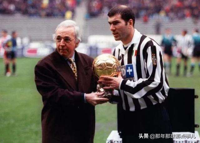历史足球最厉害的球员排名,回顾足球历史十大巨星