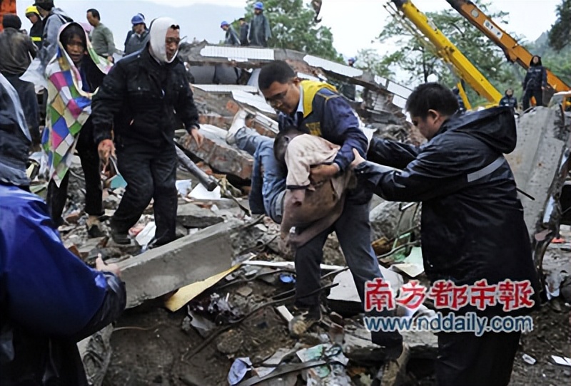 给外国人看汶川大地震感人瞬间,汶川大地震中震撼人心的军人视频