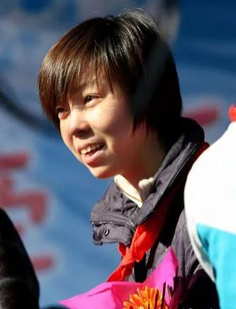 她是世界女乒第一人，大20岁老公与袁立同居12年，转身把她宠上天