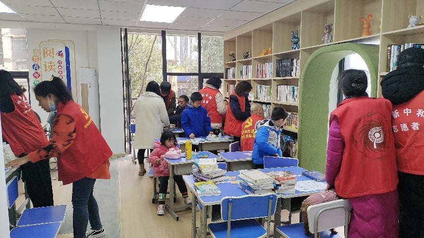 汇邻之家图书整理好了七里社区城南晶座志愿服务让邻里阅读更方便
