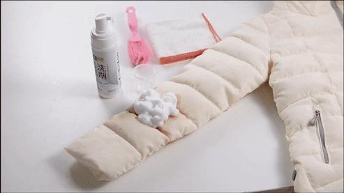 怎么洗发黄的羽绒衫,白色羽绒服洗了会发黄怎么回事