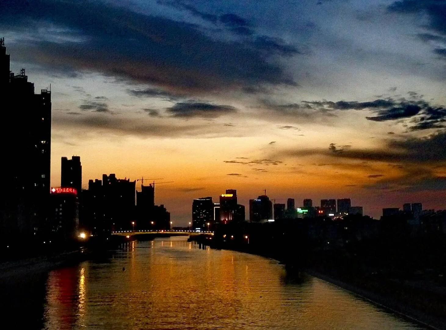 江城的夜千里迢迢,春城的秋夜