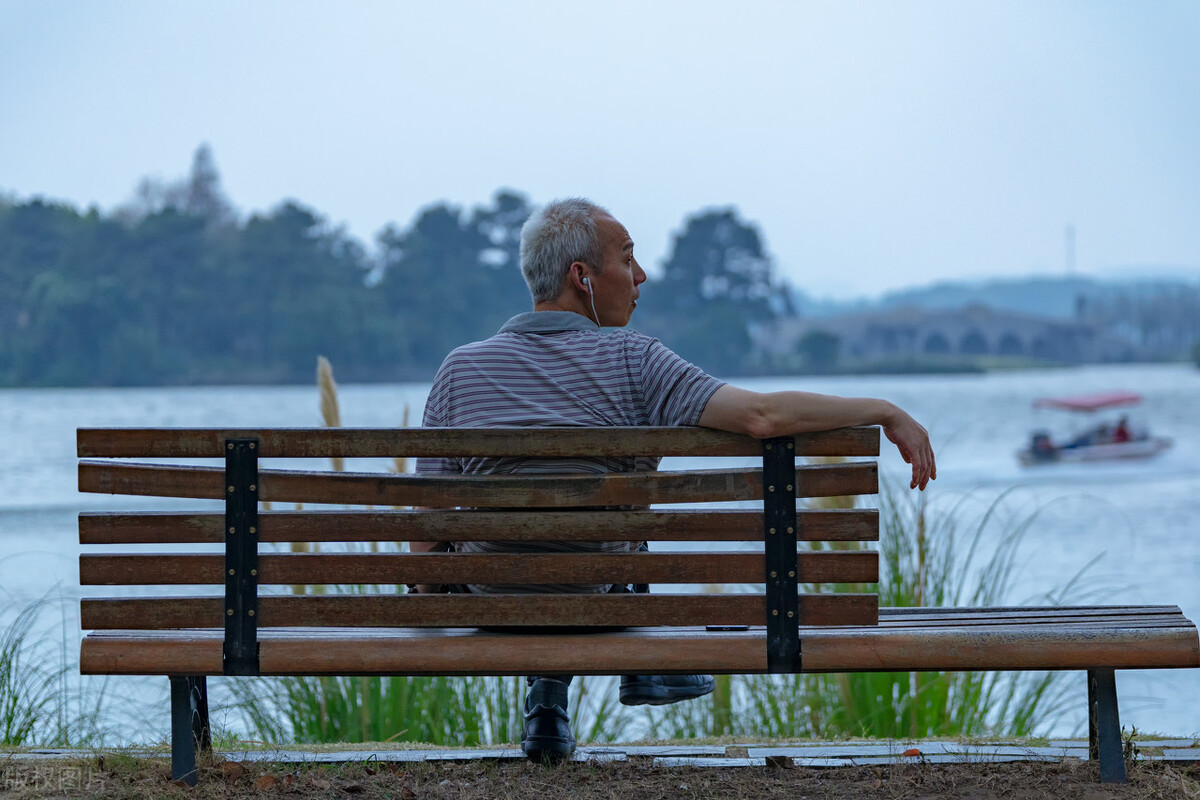 给女儿带孩子，月入3000，老伴儿怒甩10万存折，我愤怒拒绝！