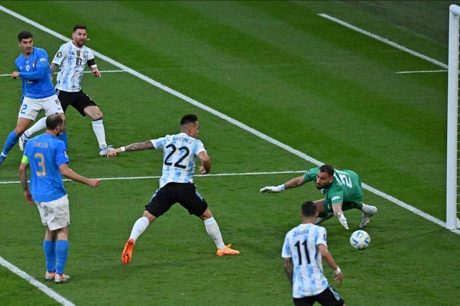 阿根廷夺冠瞬间梅西举大力神杯,阿根廷夺冠梅西和马丁