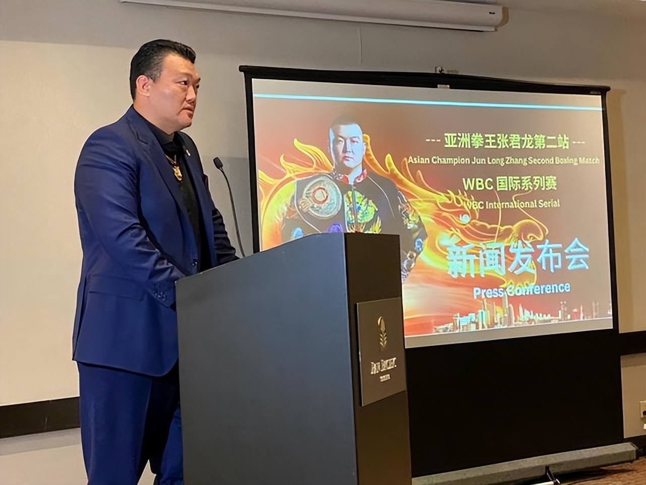 东方巨龙打败黑金刚,世界拳坛张君龙最新比赛