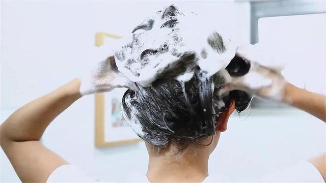 洗头发晚上洗还是早上洗,早上和晚上都洗头发会有什么影响