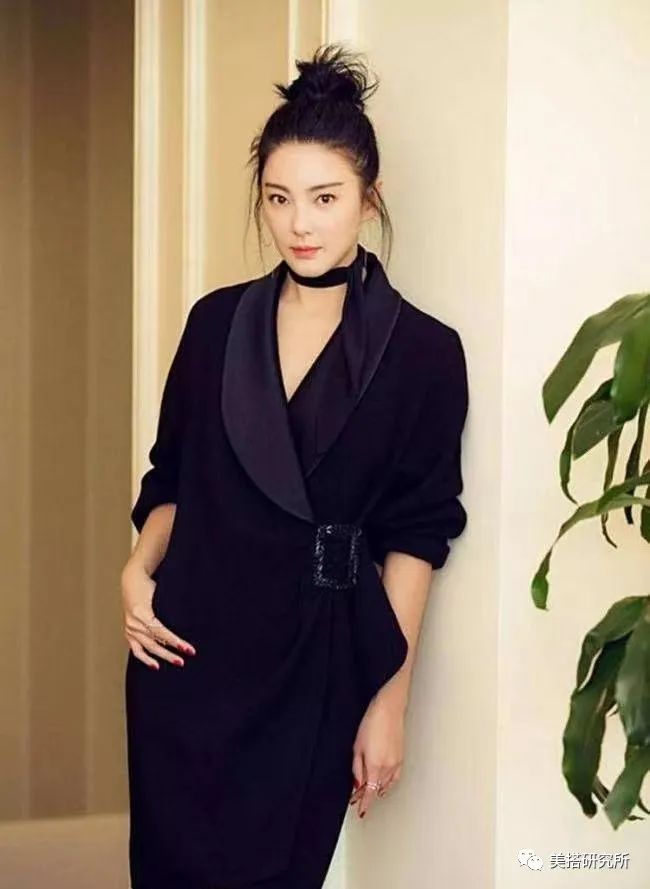 胸大的女生穿什么都显胖该怎么办,胸部大女生穿衣年龄小怎么办