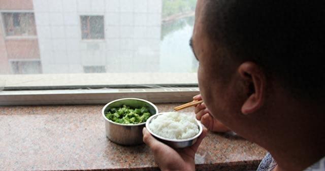 女子吃了20多次避孕药,女生第一次吃几粒避孕药