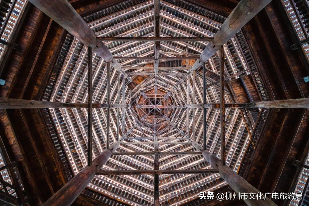 盛夏的风吹过茶园，穿过侗寨，在风情三江留恋不走~