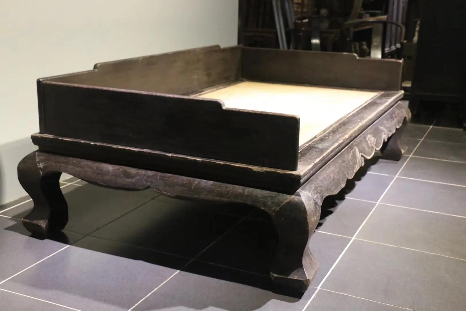 清..三弯腿粽底大床黑大漆，紫榆，尺寸超大（难得），总