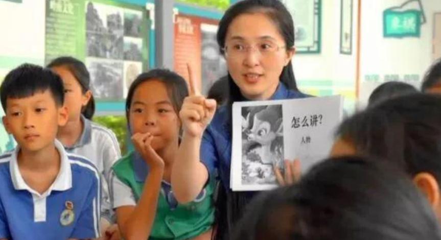 美女校长胡红梅堕落记：凭美貌走上巅峰，成“文字小偷”跌下神坛