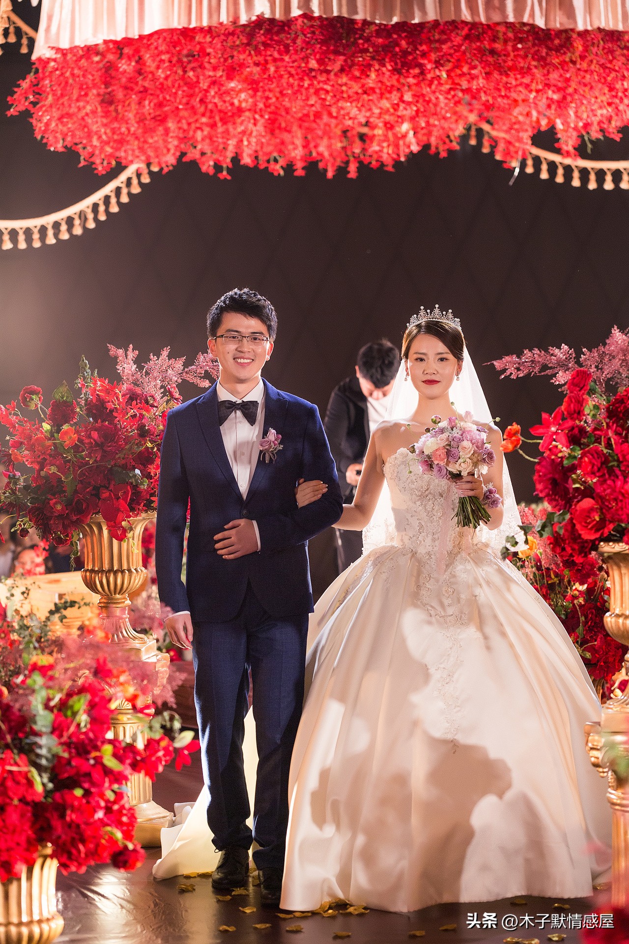 新娘穿粉色婚纱引热议,新娘穿婚纱意外走红