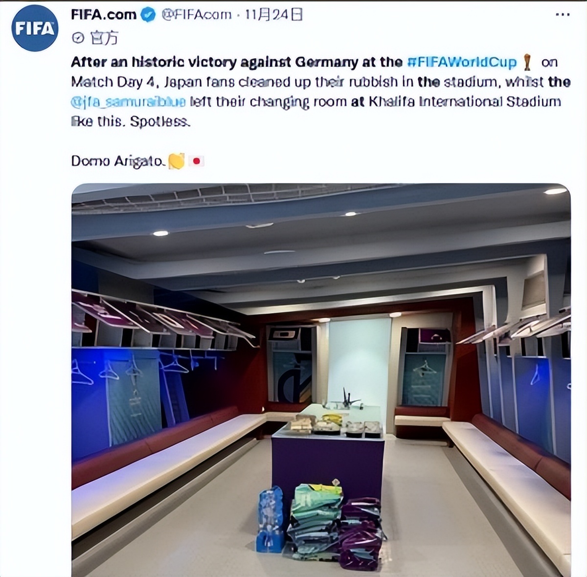 日本球迷赛后含泪收拾看台垃圾,世界杯日本球迷收拾垃圾踩椅子