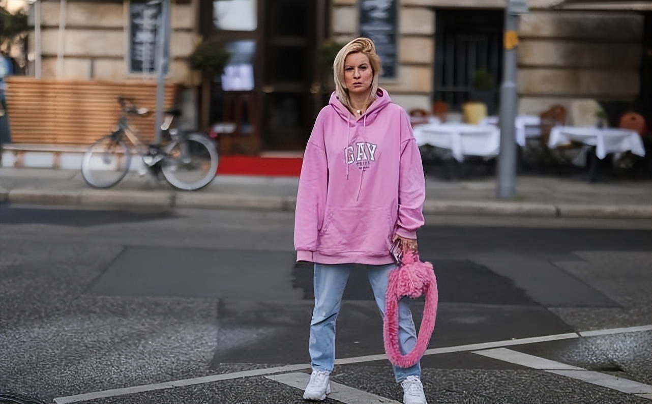 德国柏林的女人好时髦，超级简单的卫衣，依旧能穿出酷炫感