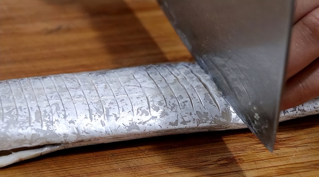 带鱼眼睛黄色跟白色有什么差别,买带鱼大眼睛的好还是小眼睛的好