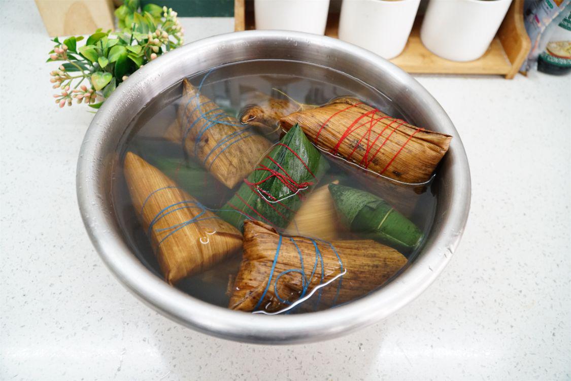 煮粽子怎么不糊锅底,煮粽子放鸡蛋怎么不裂