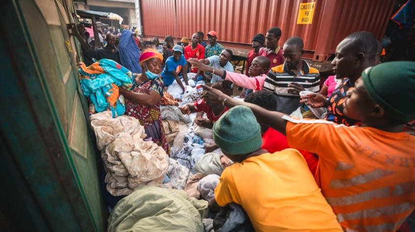 在非洲卖中国不要的衣服，一天狂赚20万！女式内衣最受当地人欢迎