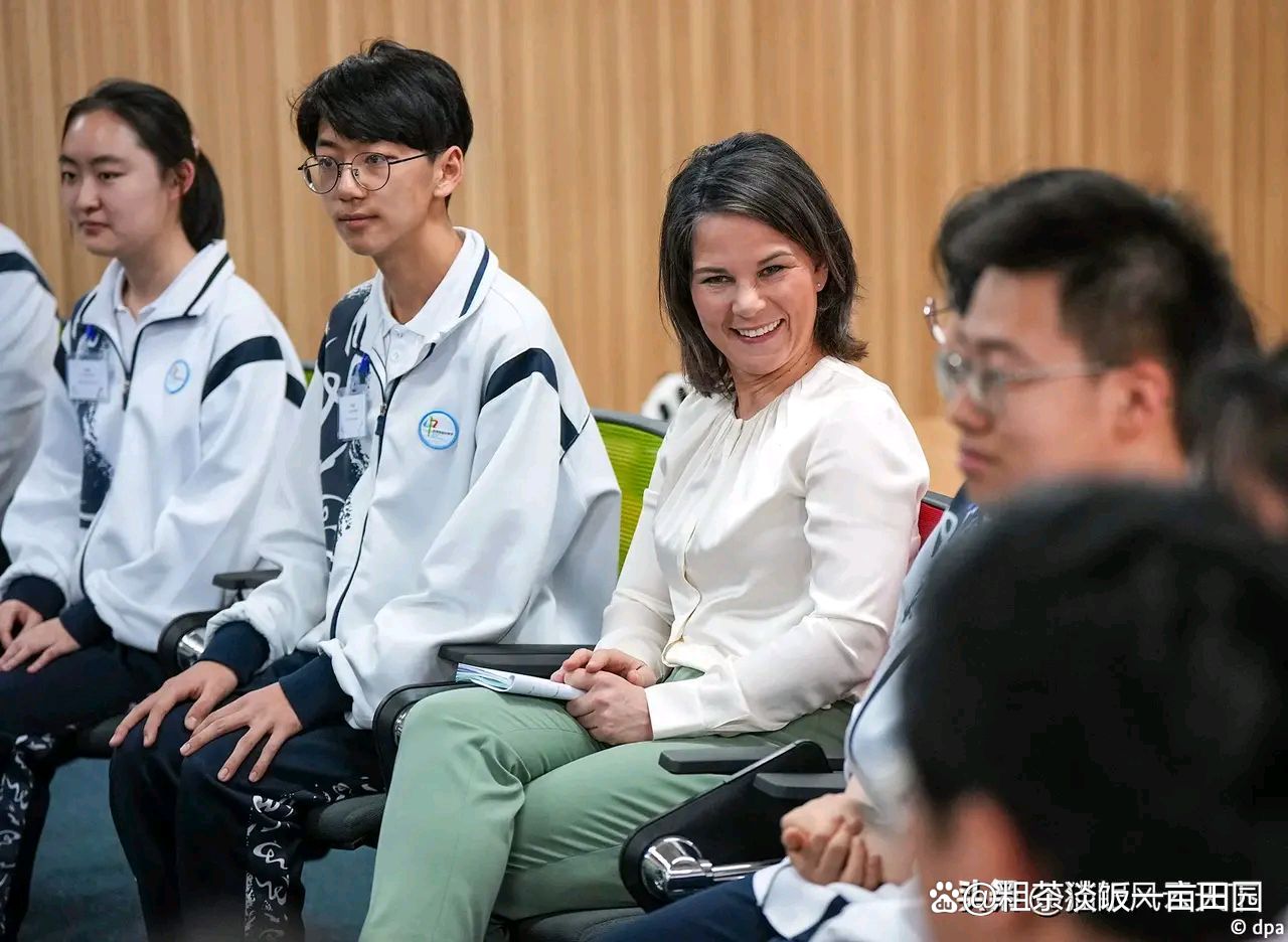 德国外长贝尔伯克翘着二郎腿,贝尔伯克翘二郎腿视频