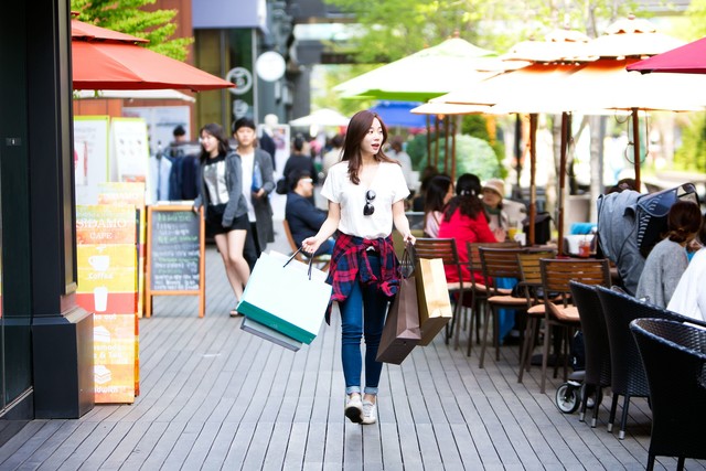 先隔离还是先防晒两者之间有区别,先防晒还是先隔离正确的顺序来啦