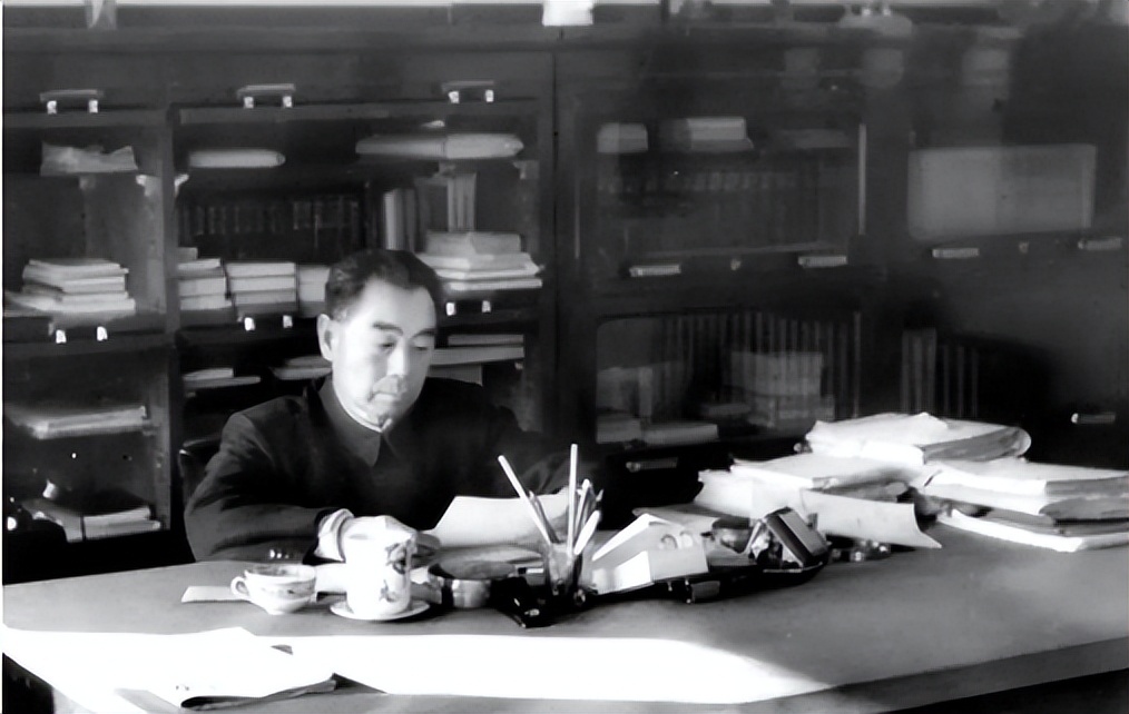 开国中将吴信泉8个儿子、4个女儿，周总理笑道：你们家是航空母舰