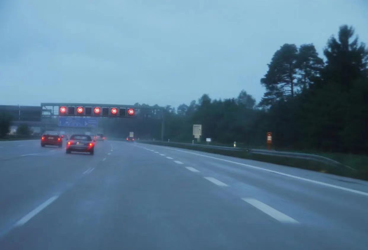 在高速路上前车急刹车追尾怎么办,高速上遇到障碍物突然急刹追尾