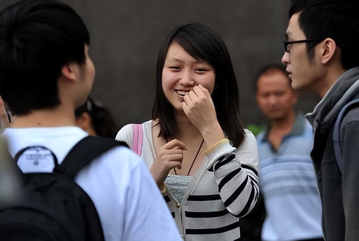 高考结束后出现“怪象”，民政局门口排起长队，女生扎堆往医院跑