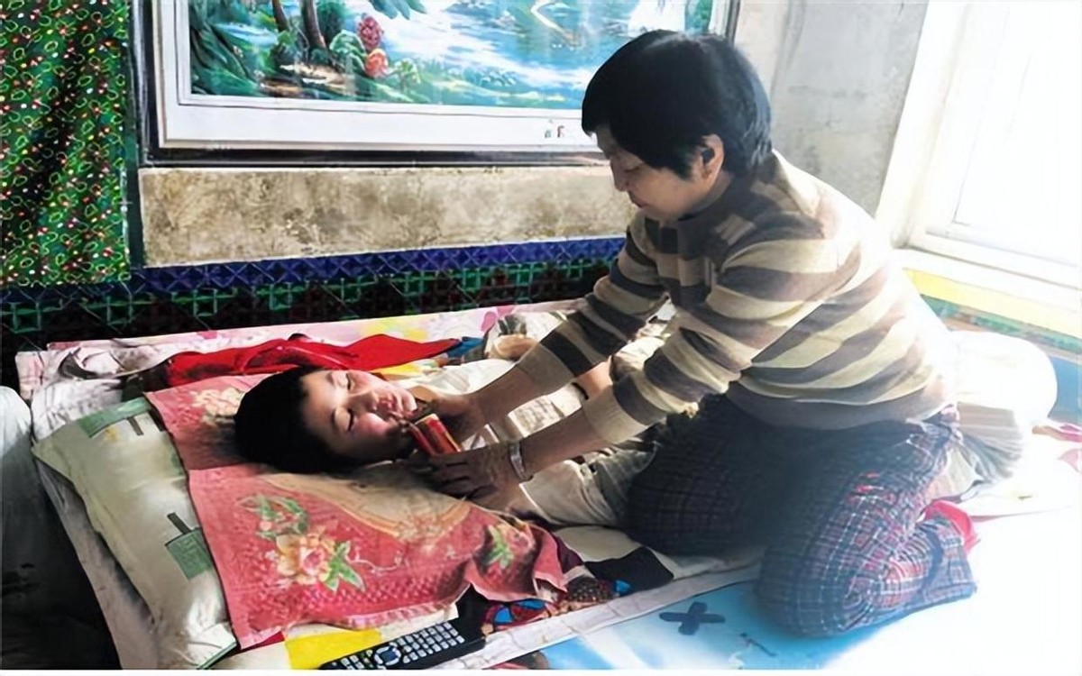 大连男子负债照顾植物人女友,大连男子不离不弃救助植物人女友